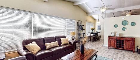 Hus (Peacock Bungalow - left) | Stue | Tv