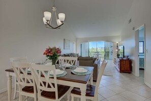 Lägenhet (Siesta Dunes on Siesta Key) | Eget kök | Kylskåp, grytor/köksredskap och matbord