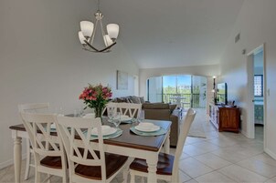 Refrigerador, utensilios de cocina, mesa de comedor