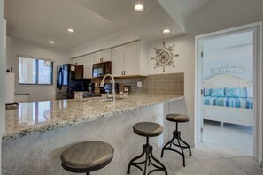 Lägenhet (Siesta Dunes on Siesta Key) | Eget kök | Kylskåp, grytor/köksredskap och matbord