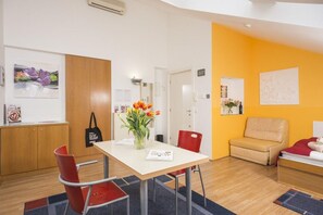 Apartment (Helles Studio im Dachgeschoß #4) | Wohnzimmer | Fernseher