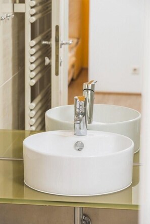 Apartment (Helles Studio im Dachgeschoß #4) | Badezimmer