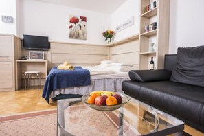 Apartment (Ruhiges Apartment mit Balkon #R26) | Reisekinderbett