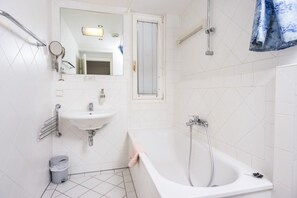 アパートメント (Ruhiges Apartment mit Balkon #R26) | バスルーム | 石鹸、シャンプー