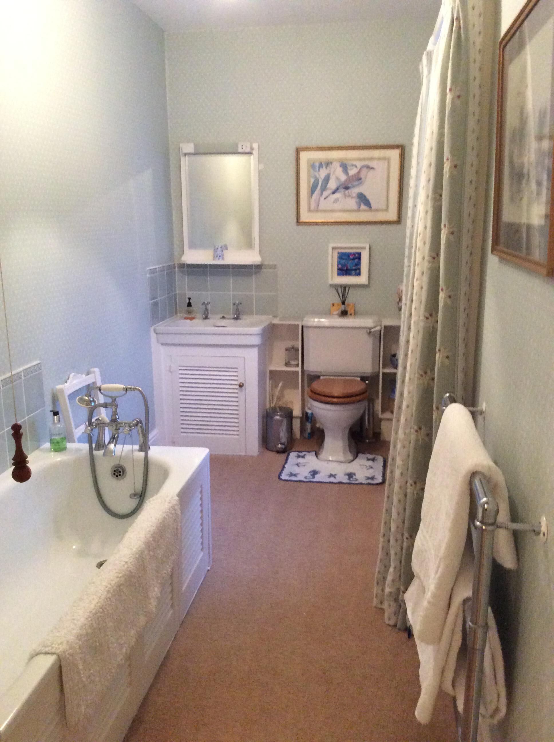 Une salle de bain avec une baignoire, des toilettes et un lavabo.