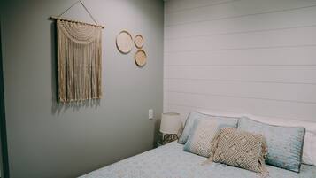 2 bedrooms, iron/ironing board, WiFi