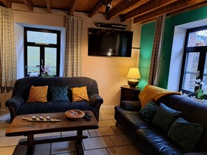 Deluxe Cottage, Ensuite, Courtyard View | Lounge