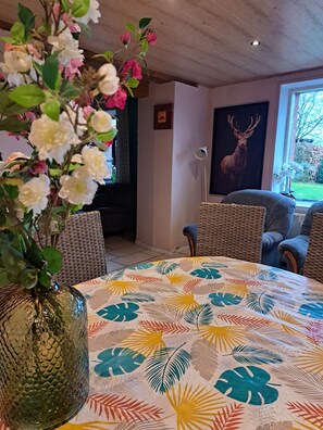 Deluxe Cottage, Ensuite, Courtyard View | Dining