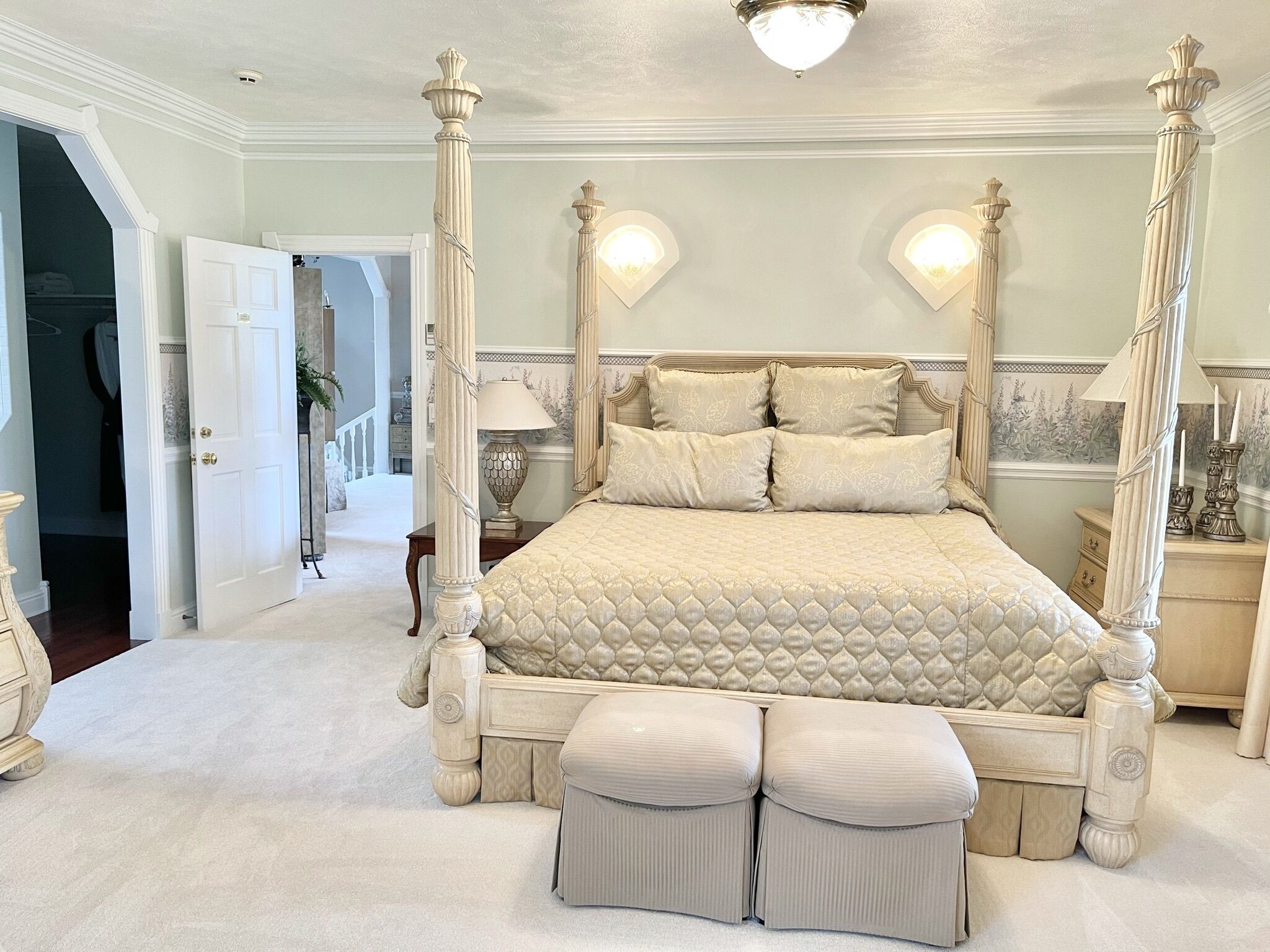 4 bedrooms, desk, iron/ironing board, WiFi