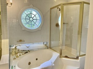 Ensemble douche/baignoire, baignoire Ă jets, sĂšche-cheveux