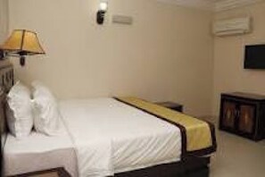 Room, 1 Bedroom, Accessible, Smoking | 1 bedroom, desk, WiFi