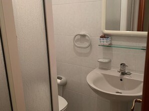 Room, 1 Bedroom, Smoking, Patio | Bathroom - Room in Guest Room - Hostal Restaurante Seoane - Twin Room (Oroso)