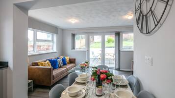 Bungalow superior, baño privado, vista al mar | Lounge