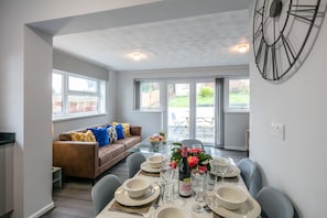 Superior Bungalow, Private Bathroom, Sea View | Lounge - Blue Rose Cottage (Llanelli)