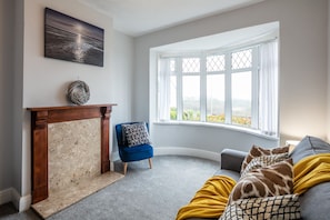 Superior Bungalow, Private Bathroom, Sea View | Lounge - Blue Rose Cottage (Llanelli)