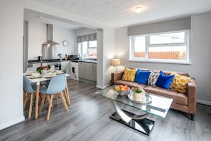 Superior Bungalow, Private Bathroom, Sea View | Lounge - Blue Rose Cottage (Llanelli)