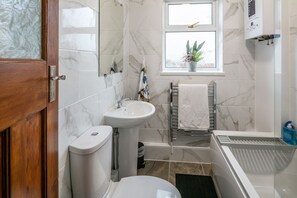 Superior Bungalow, Private Bathroom, Sea View | Bathroom - Blue Rose Cottage (Llanelli)