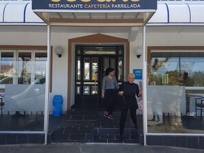 Property entrance - Room in Guest Room - Hostal Restaurante Seoane - Twin Room (Oroso)