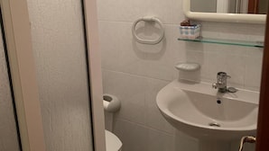 Huone, 1 makuuhuone, tupakointi sallittu, patio | Kylpyhuone