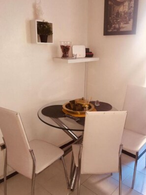 Herdplatte, Wasserkocher mit Kaffee-/Teezubehör