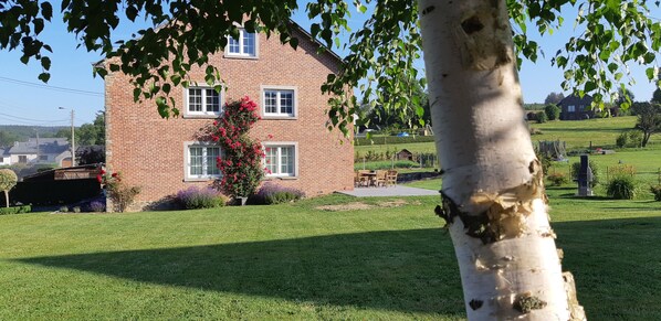 Casa de campo, suíte, vista para o jardim | Fachada