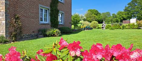 Casa de campo, baño en la habitación, vista al jardín | Exterior