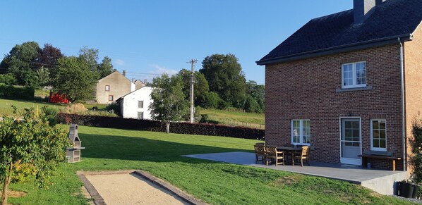 A residential property with a brick house, a white house, and a well-maintained lawn. - La Renée'sens (Houffalize)