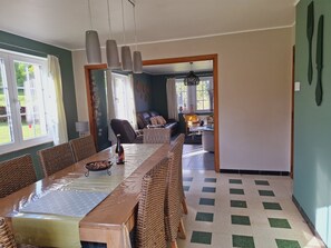 Casa de campo, suíte, vista para o jardim | Opções para refeição