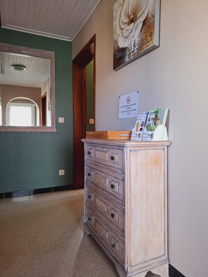 Casa de campo, suíte, vista para o jardim | Saguão