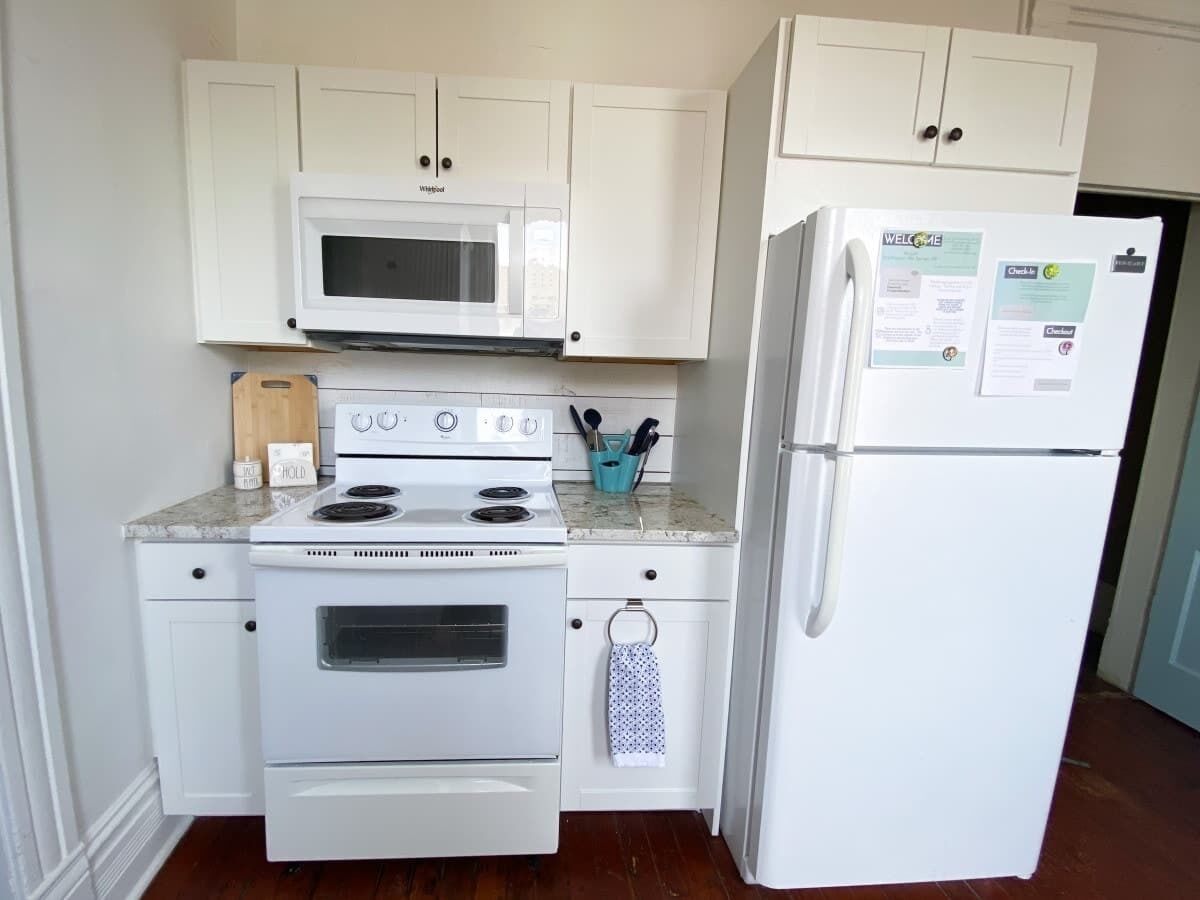 Kjøleskap, mikrobølgeovn, ovn og kokeplater