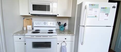 Kjøleskap, mikrobølgeovn, ovn og kokeplater