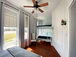 1 makuuhuone, työpöytä, silitysrauta/-lauta, Wi-Fi