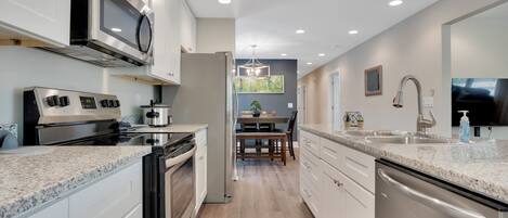 Jääkaappi, mikroaaltouuni, uuni, liesi