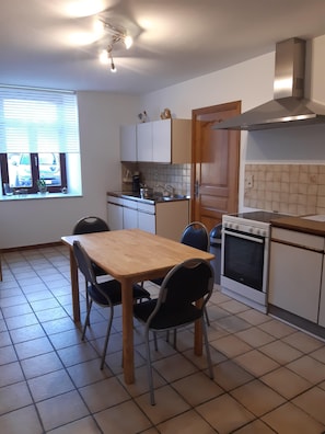 Family Cottage, Ensuite, Garden View | Shared kitchen