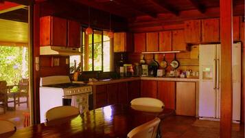 Fridge, microwave, oven, coffee/tea maker