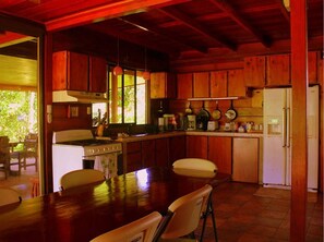 Frigorífico, microondas, horno y cafetera o tetera