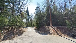A forested area with a dirt road leading through it. - Cozy house 1.1 miles away from Dark Day boat launch at Bullards Bar Reservoir  (Camptonville)