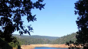 A serene lake surrounded by forested hills. - Cozy house 1.1 miles away from Dark Day boat launch at Bullards Bar Reservoir  (Camptonville)