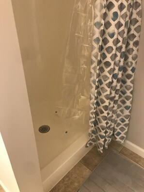 Shower, hair dryer, towels - The Little House (Asheville)