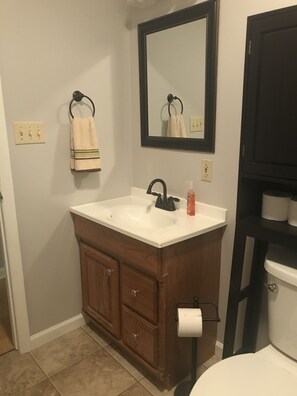 Douche, sèche-cheveux, serviettes fournies