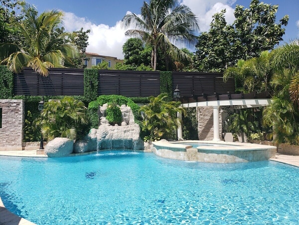 Piscine avec cascade
