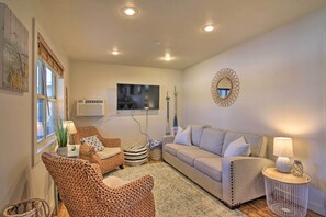 TV - Resort Cabin w/ Nearby Pool & Lake Access! (Lampe)