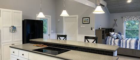 Geladeira, micro-ondas, fogão, cooktop