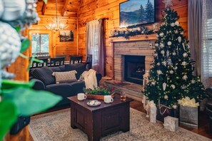 Smart TV, caminetto, videogiochi, lettore DVD