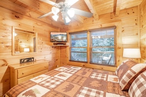 5 bedrooms, desk, iron/ironing board, travel crib