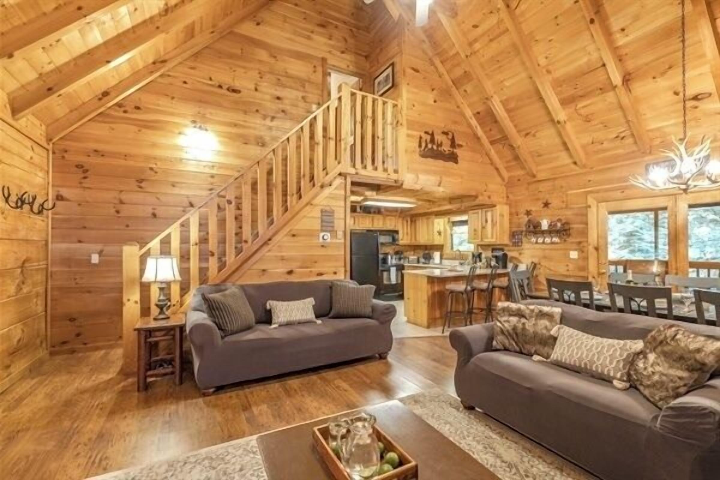 Smart-tv, een open haard, videospelletjes en een dvd-speler