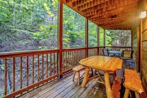 Outdoor dining - Dreamy Escape! Hot Tub, Dog-Friendly, Pool Table, Arcade, Minutes from Dollywood (Pigeon Forge)
