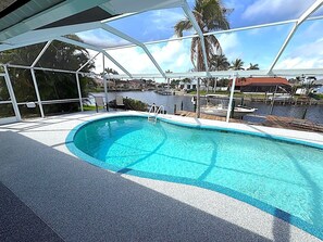 A heated pool - Villa Fish & Sips 1023 - Cape Coral 3b/2ba  luxury home w/electric heated pool, gulf access canal (Cape Coral)