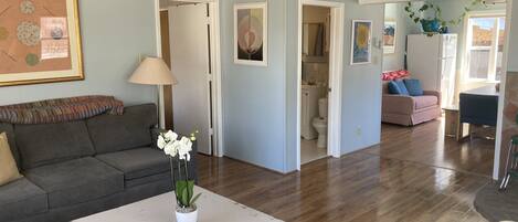 Chimenea, libros, estéreo