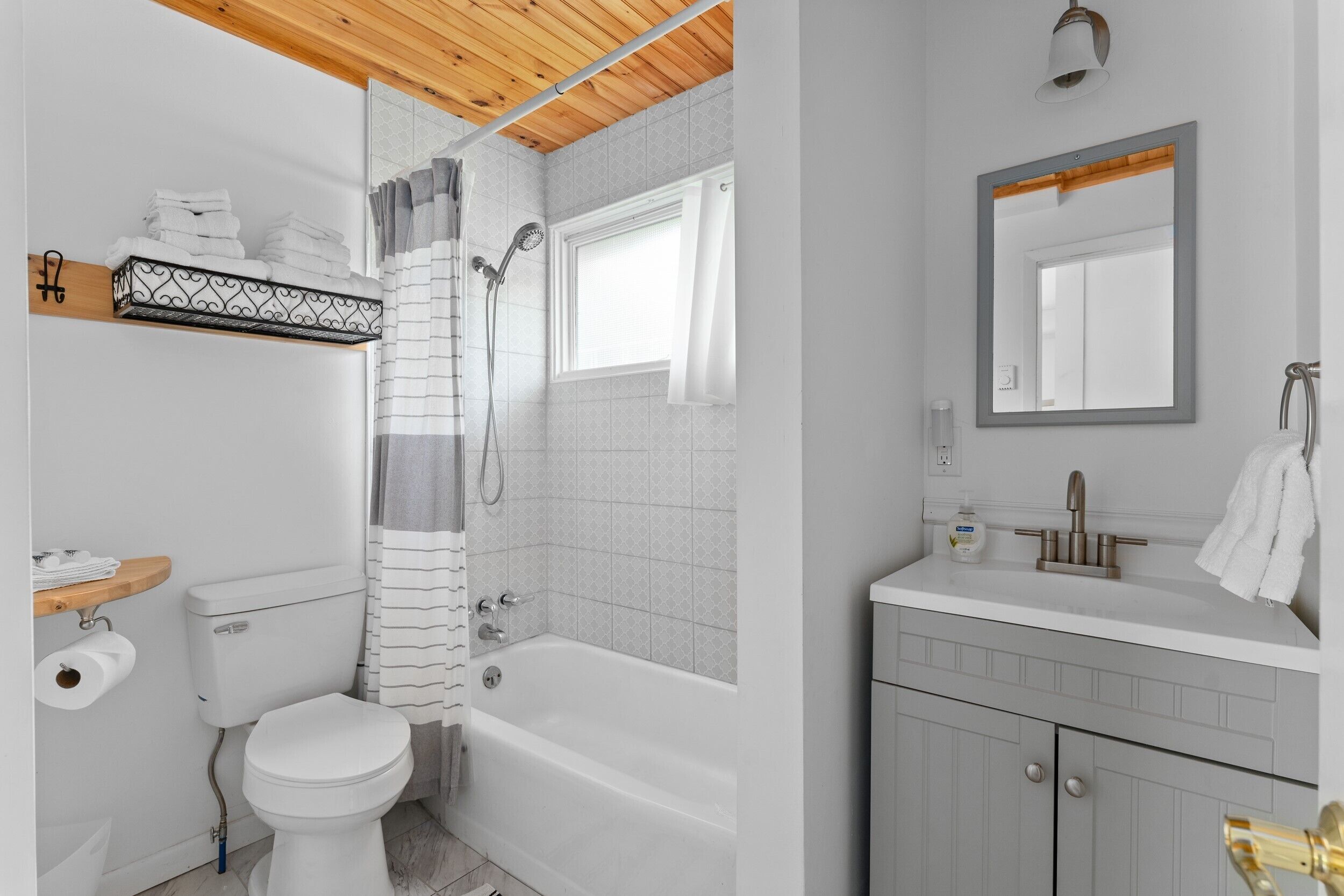 Un baño moderno con inodoro, lavabo y bañera.